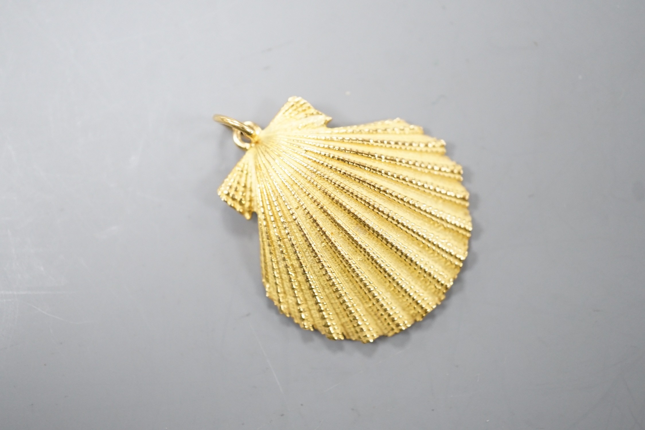 An Astwood Dickinson 18ct scallop shell pendant, 28mm, 6.2 grams.